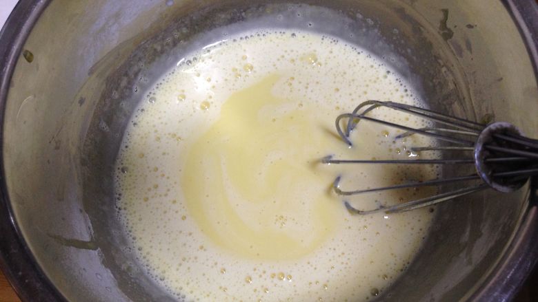 北海道注心蛋糕,牛奶煮沸后关火，缓慢加入约1/3到蛋黄糊中，注意搅拌不要让蛋黄糊结块