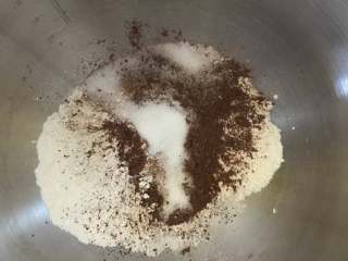 烫种黑眼豆豆,将A组材料除巧克力豆，黄油以外材料揉至扩展阶段