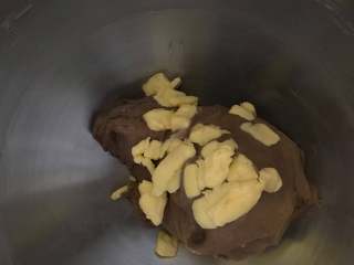 烫种黑眼豆豆,然后加入黄油揉至完全出膜阶段