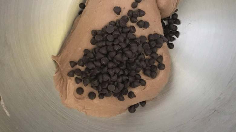 烫种黑眼豆豆,最后加入巧克力豆揉匀即可。