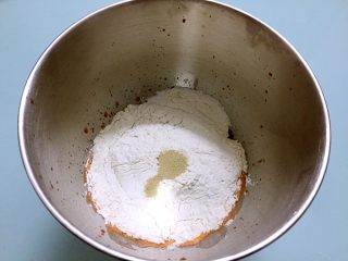 胡萝卜面包,把主材料除了黄油外，都放入和面桶，顺序为胡萝卜泥、鸡蛋液、奶粉、糖和盐对角放，然后放面粉，酵母放最上面