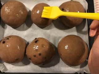 烫种黑眼豆豆,入烤箱前，可以在面团表面刷一层薄薄的蛋液，烤出来面包表面会有光泽。

