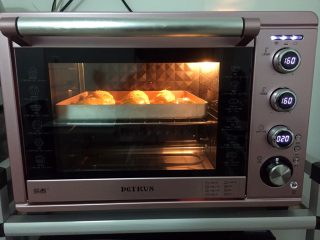 胡萝卜面包,放入预热好的烤箱，上下火160度，中层20分钟