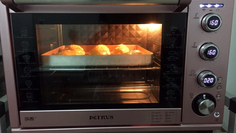 胡萝卜面包,放入预热好的烤箱，上下火160度，中层20分钟