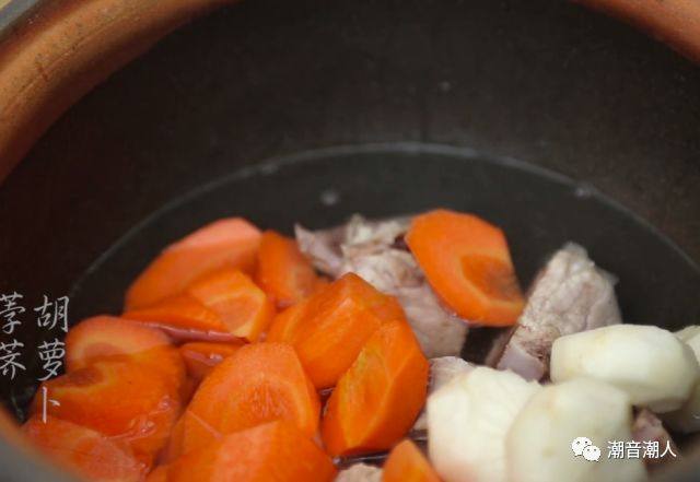 胡萝卜荸荠猪骨汤,❥ 接着开火，在锅中倒入适量的水，放入猪脊骨、荸荠和切好的胡萝卜，盖上锅盖，旺火烧开后，再调成中小火煲半个小时左右