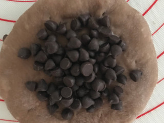 烫种黑眼豆豆,将面团轻轻擀开，包入巧克力或榛子酱。