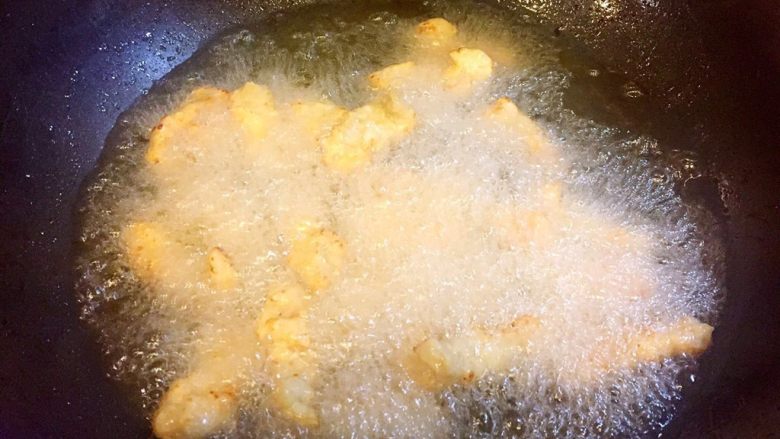 椒盐排条,将油继续烧热至七成热，放入排条，复炸，复炸为了口感脆并上色，炸至金黄捞出