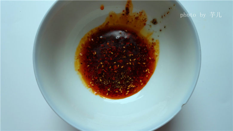 凉拌豆腐丝,用一小碗舀入<a style='color:red;display:inline-block;' href='/shicai/ 852'>辣椒油</a>一勺，花椒油少许，将小米辣，葱花，蒜泥放在一起。