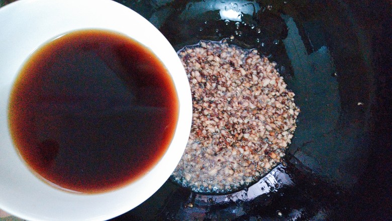 紫薯干虾仁肠粉,香菇沫炒干后，放入调味汁翻炒均匀！