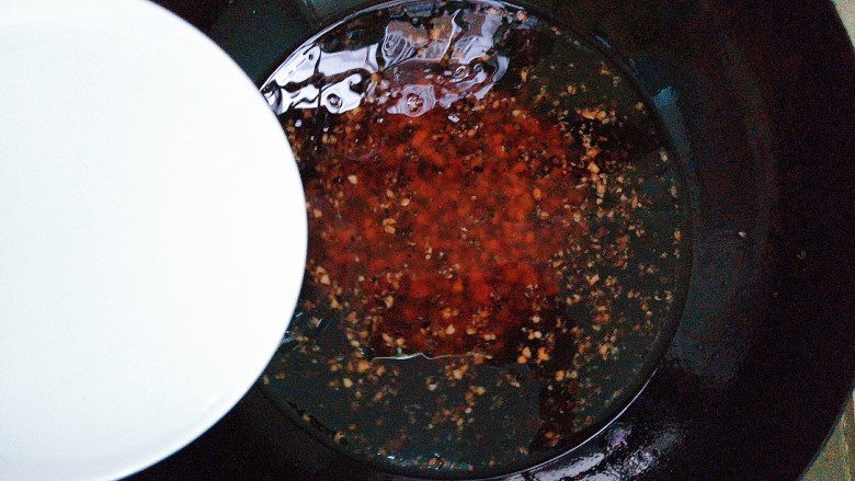 紫薯干虾仁肠粉,加入三碗清水下去烧开，再放芡水勾芡！