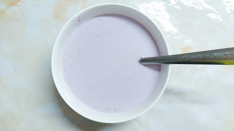 紫薯干虾仁肠粉,把秤好的水倒入加有紫薯粉，玉米淀粉和粘米粉的碗里搅拌均匀！