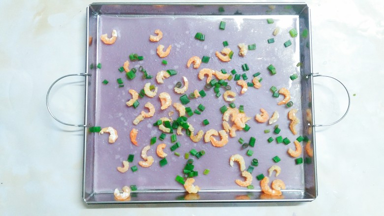 紫薯干虾仁肠粉,揭开盖子撒上干虾仁和葱花！再蒸一分钟左右！