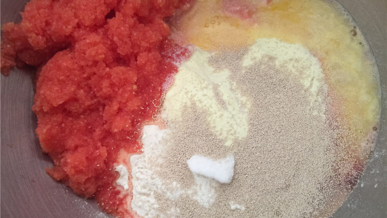 胡萝卜椰蓉卷儿小餐包,将配料中除了<a style='color:red;display:inline-block;' href='/shicai/ 887'>黄油</a>和食盐以外的其他部分全部倒入厨师机中。准备揉面。