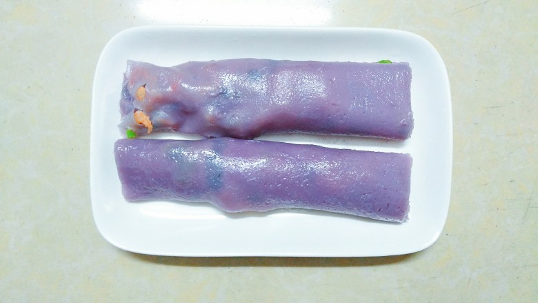紫薯干虾仁肠粉,蒸好一条之后，蒸后面的还是要继续在肠粉盘上刷一层油，不要太多，薄薄的就可以了！我这盘子底下不平，一头厚一头薄，不过口感还是很好的，最好能放平那就更好了！