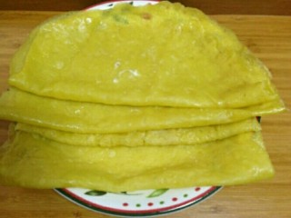 鲜虾烫蛋皮,依次做完，煎好的蛋皮厚度均匀，色泽金黄