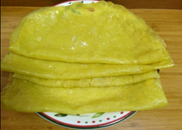 鲜虾烫蛋皮,依次做完，煎好的蛋皮厚度均匀，色泽金黄