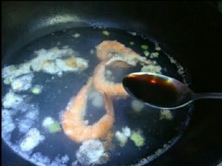 鲜虾烫蛋皮,汤煮沸后加入大虾，保持大火煮熟，调入少许生抽、鸡精调味