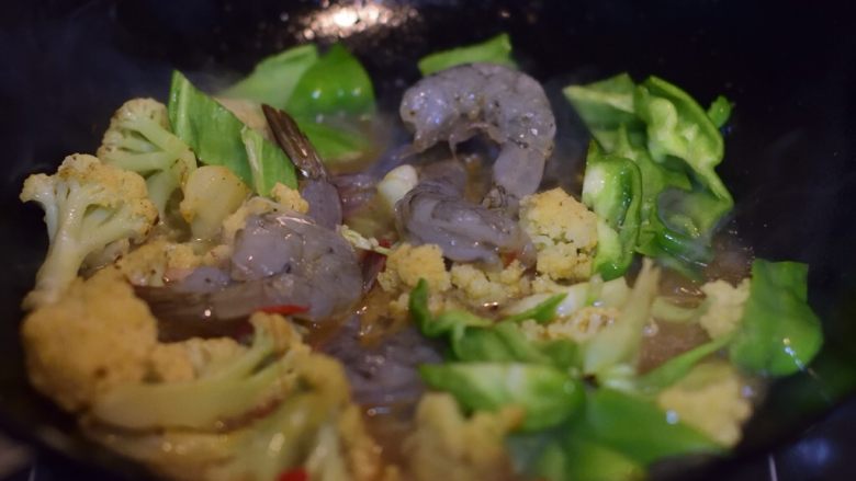 时蔬对虾仁,开盖加入青椒和虾仁。翻炒均匀。