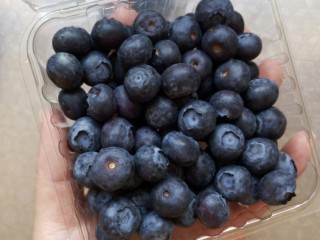 酥顶蓝莓麦芬蛋糕,蓝莓洗干净放一旁备用 我用的是这种盒装的蓝莓 味道很好哦