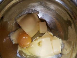 酥顶蓝莓麦芬蛋糕,在软化的黄油中分两次打入鸡蛋用电动打蛋器低速混这时候一定会水油分离 这个不用考虑 不影响成品