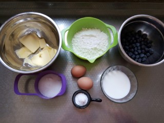 酥顶蓝莓麦芬蛋糕,准备好所有材料