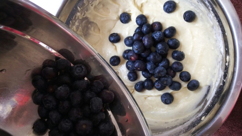 酥顶蓝莓麦芬蛋糕,在面糊中放入三分之二蓝莓 这个根据个人喜好随意 我比较喜欢多一些