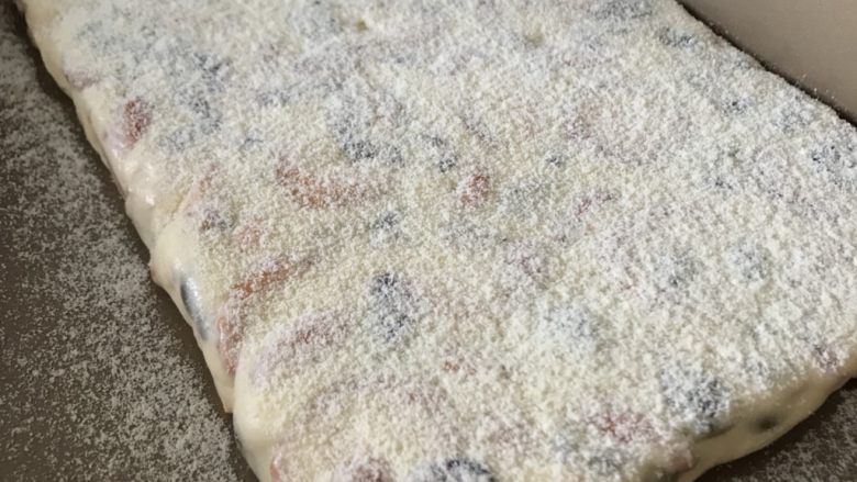 雪花酥,两面用筛网筛上薄薄的一层奶粉