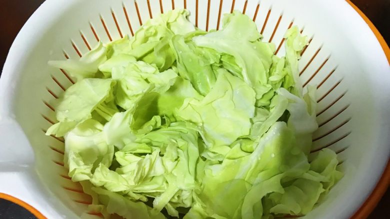 四季菜@豆豉炝炒圆白菜,撕完洗净，沥干水分。
