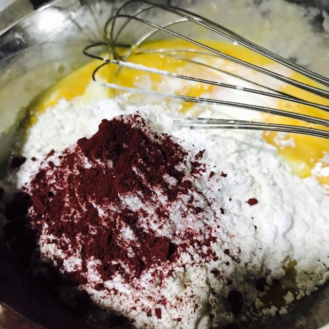 蕾丝蛋卷,如图，红曲粉，如图，原味，然后把面粉，牛奶，糖，牛奶，红曲粉一起跟鸡蛋混合