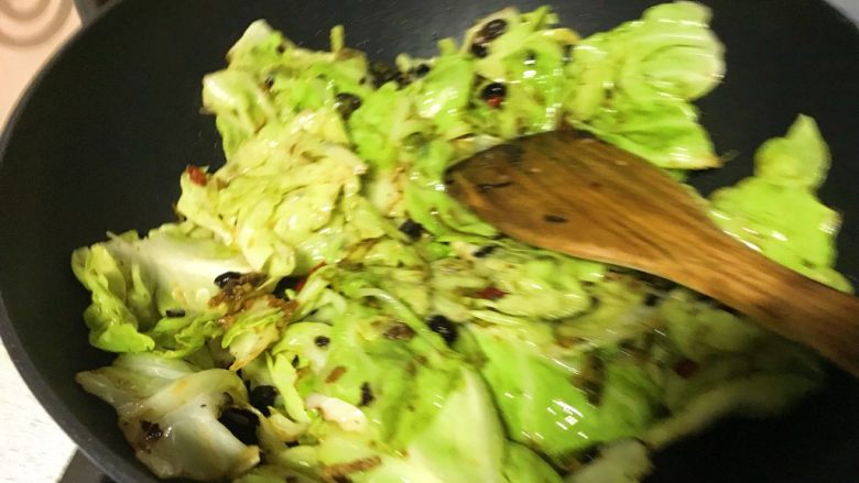四季菜@豆豉炝炒圆白菜,翻匀，包菜变得更翠绿，马上出锅。