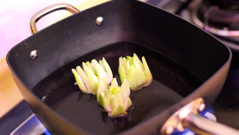 话梅鸡翅,锅中放水，加入适量盐滴几滴食用油，放入小棠菜花焯水，这样小棠菜花不会变黄。