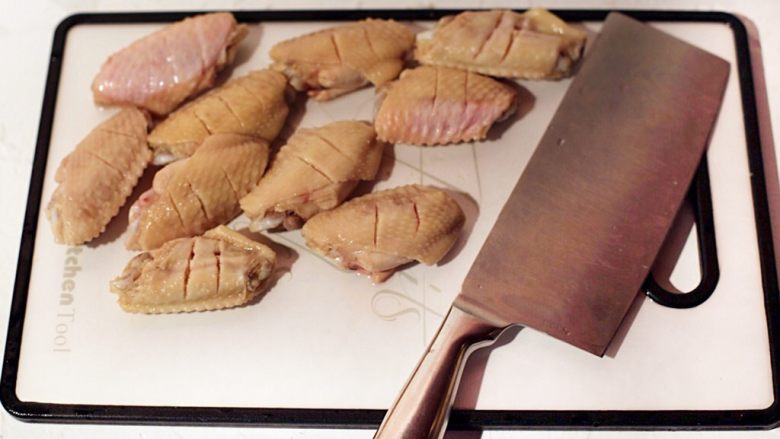话梅鸡翅,用刀将鸡翅正反俩面各划俩刀，这样容易入味。