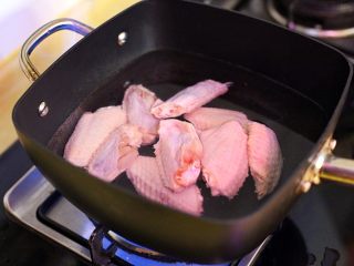 话梅鸡翅,鸡翅洗净放入锅中焯水，去除血腥味。