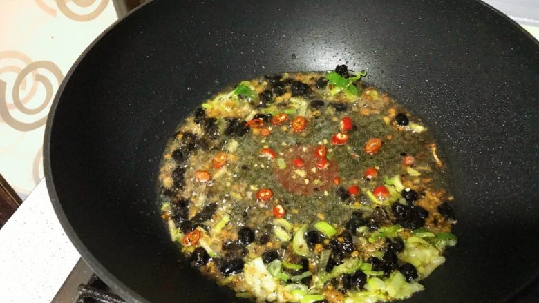 四季菜@豆豉炝炒圆白菜,加入小段儿红辣椒。