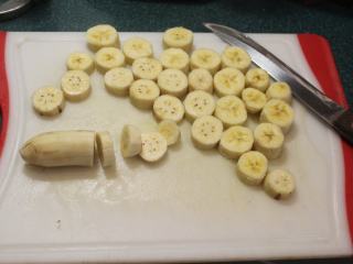翻转香蕉蛋糕,香蕉去皮，切成约1公分宽的小块。