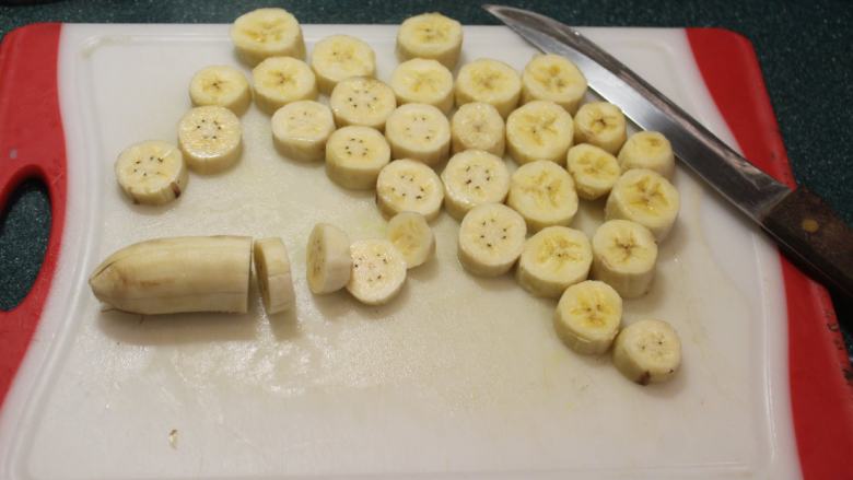 翻转香蕉蛋糕,<a style='color:red;display:inline-block;' href='/shicai/ 610'>香蕉</a>去皮，切成约1公分宽的小块。