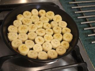 翻转香蕉蛋糕,将香蕉块摆上，摆满烤盘。