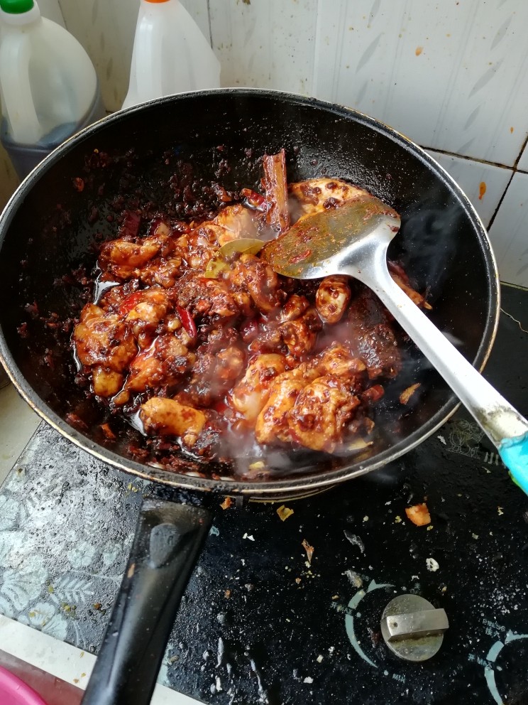 沧州火锅鸡,倒入鸡块炒至断生。注意把鸡块捞出来放到锅里，腌制鸡块的汤不要扔。放一边备用。