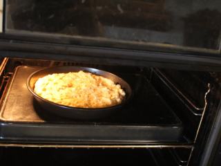 翻转香蕉蛋糕,预热好烤箱，以180℃烤35分钟。
