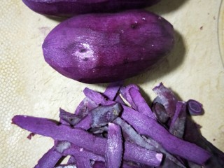 紫薯辫子面包,紫薯削皮。