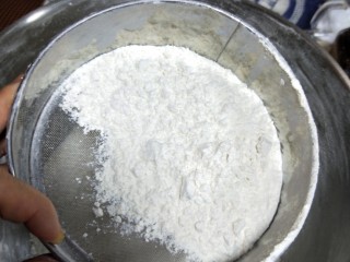 紫薯辫子面包,高筋面粉和低筋面粉拌匀过筛后，加入盐、糖粉、色拉油。