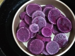 紫薯辫子面包,放蒸锅上蒸熟，时间约为20分钟，注意不要让水份进入到紫薯盘子里。