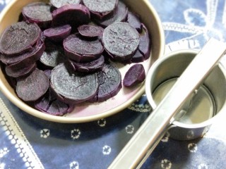 紫薯辫子面包,紫薯蒸熟后，取出晾凉。