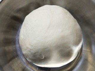 紫薯辫子面包,面团放入容器内，放入烤箱用发酵模式38度发酵1小时。