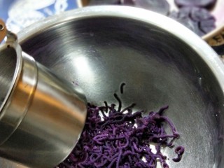 紫薯辫子面包,用压泥器压出紫薯泥，没有压泥器的，把紫薯装入大薄膜袋，用擀面杖压成泥。