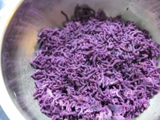 紫薯辫子面包,全部压成紫薯泥。