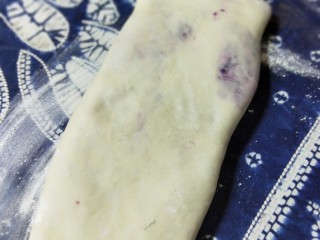 紫薯辫子面包,再次将折叠好的面团擀成长方形。