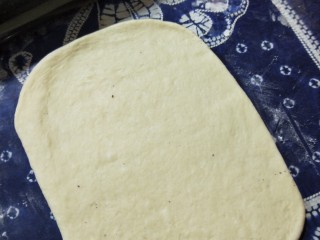 紫薯辫子面包,取一份面团，擀成长方形。