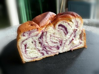 紫薯辫子面包,截面好漂亮，味道非常香甜。