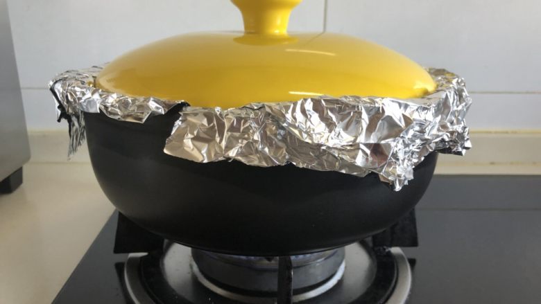 砂锅烤红薯,盖上盖子，开大火烤八分钟左右转中火继续烤。